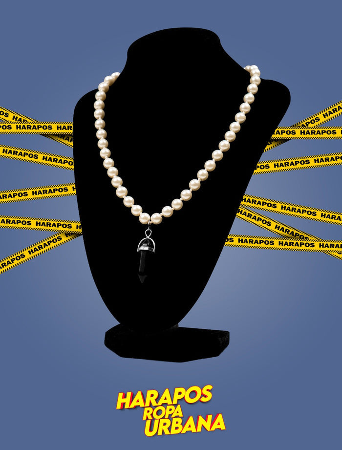 Cadena de perlas blancas con cuarzo negro