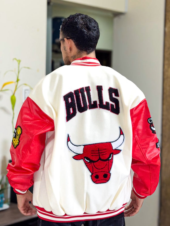 Chaqueta Bomber Premium Chicago Bulls Blanca de Paño, mangas de cuero y detalles bordados