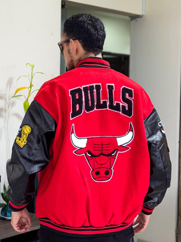 Chaqueta Bomber Premium Chicago Bulls Roja de Paño, mangas de cuero y detalles bordados