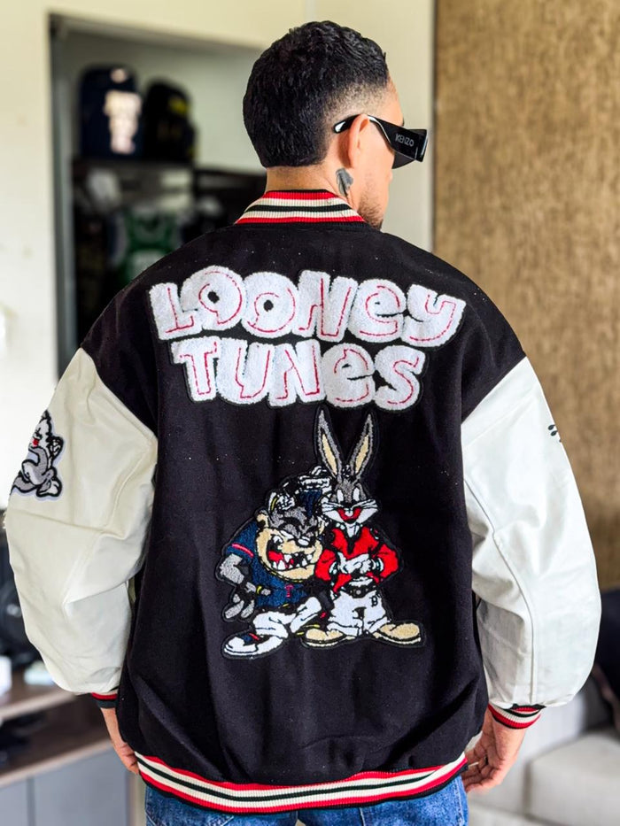 Chaqueta Bomber Premium Lonney Toons de Paño, mangas de cuero y detalles bordados