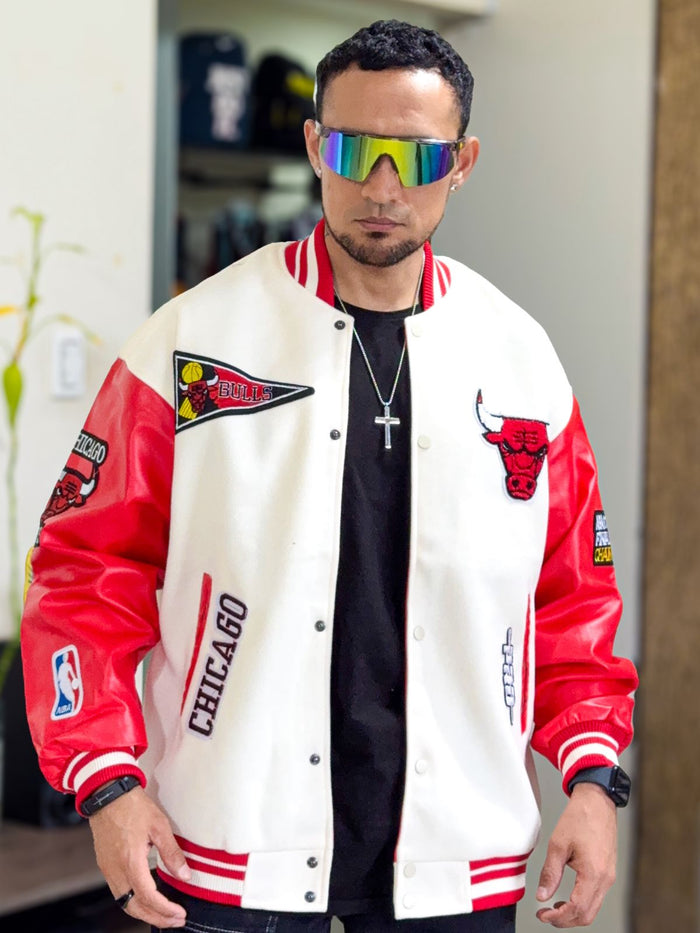 Chaqueta Bomber Premium Chicago Bulls Blanca de Paño, mangas de cuero y detalles bordados