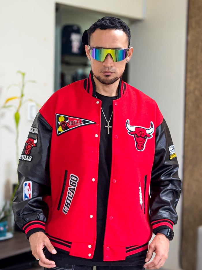 Chaqueta Bomber Premium Chicago Bulls Roja de Paño, mangas de cuero y detalles bordados