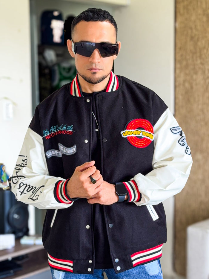Chaqueta Bomber Premium Lonney Toons de Paño, mangas de cuero y detalles bordados