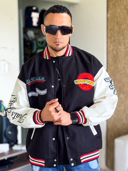 Chaqueta Bomber Premium Lonney Toons de Paño, mangas de cuero y detalles bordados