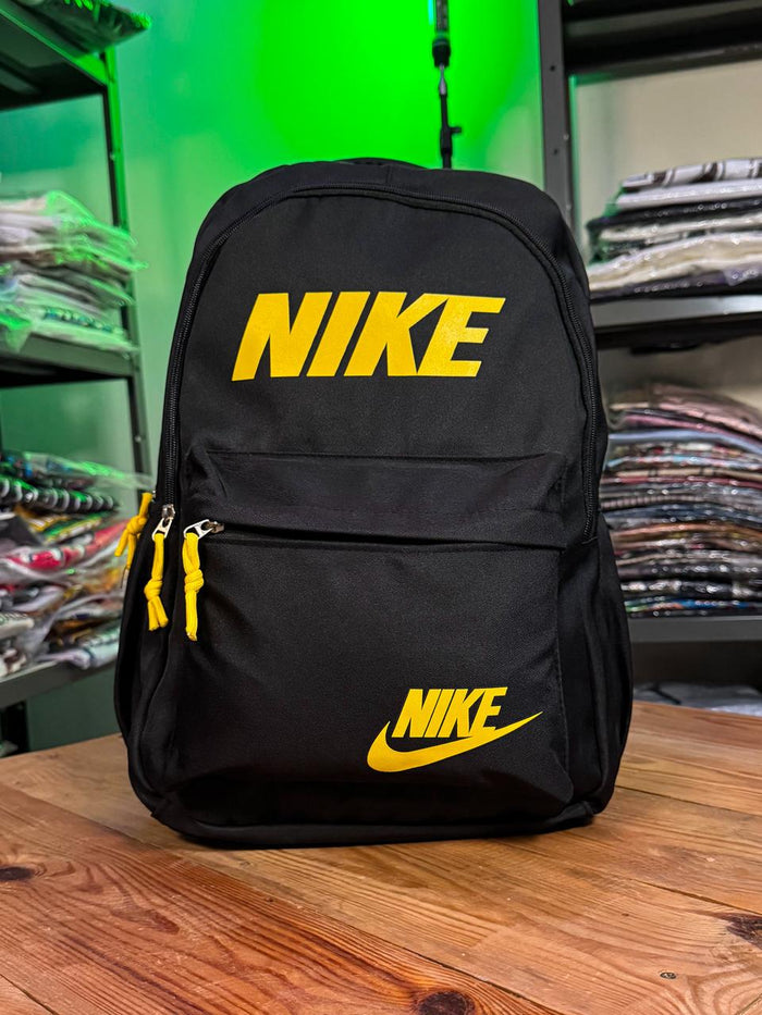 Mochila nike negro con amarillo