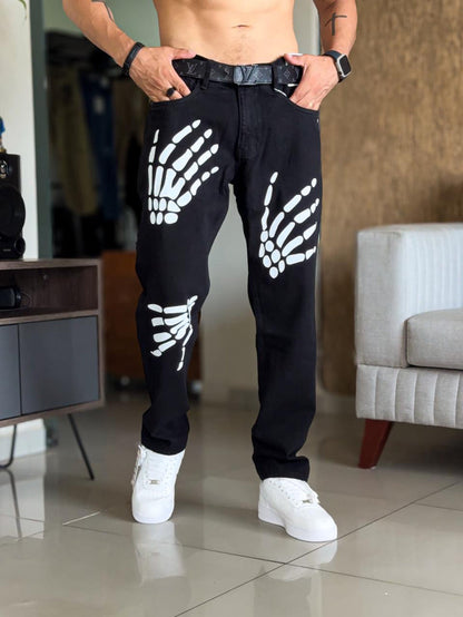 Pantalon Bershka demin jean negro con manos de calavera