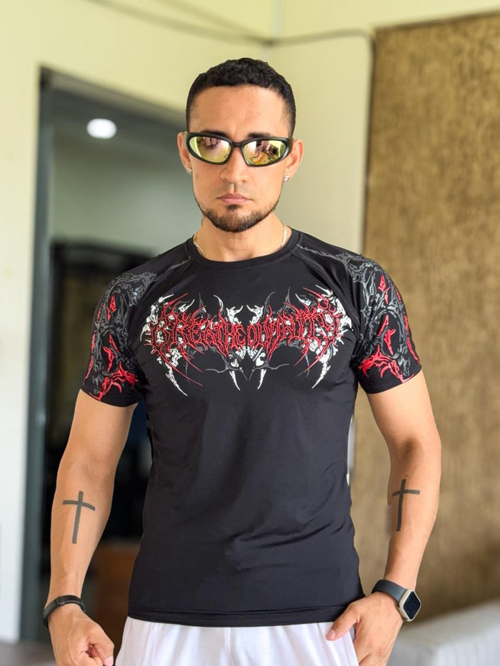 Polera Gym Breathe Divinity de compresion negro con rojo