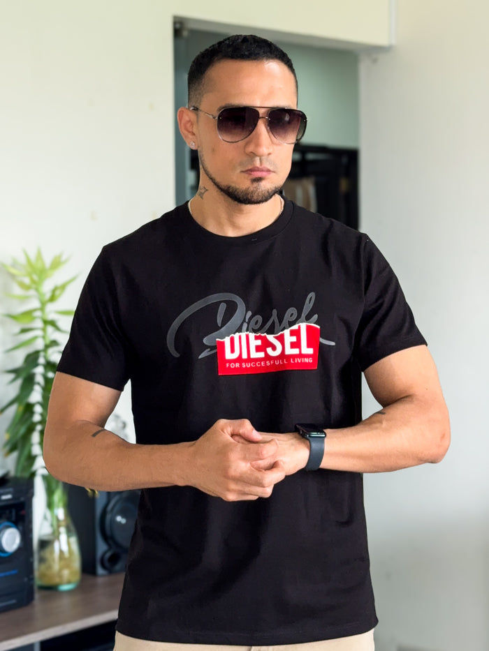 Polera Premium DISEL logo rasgado color Negro