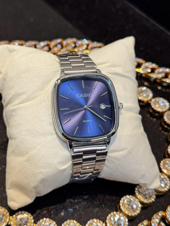 Reloj casio plateado fondo azul