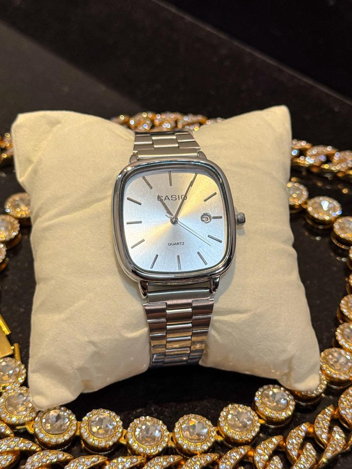 Reloj casio plateado fondo blanco