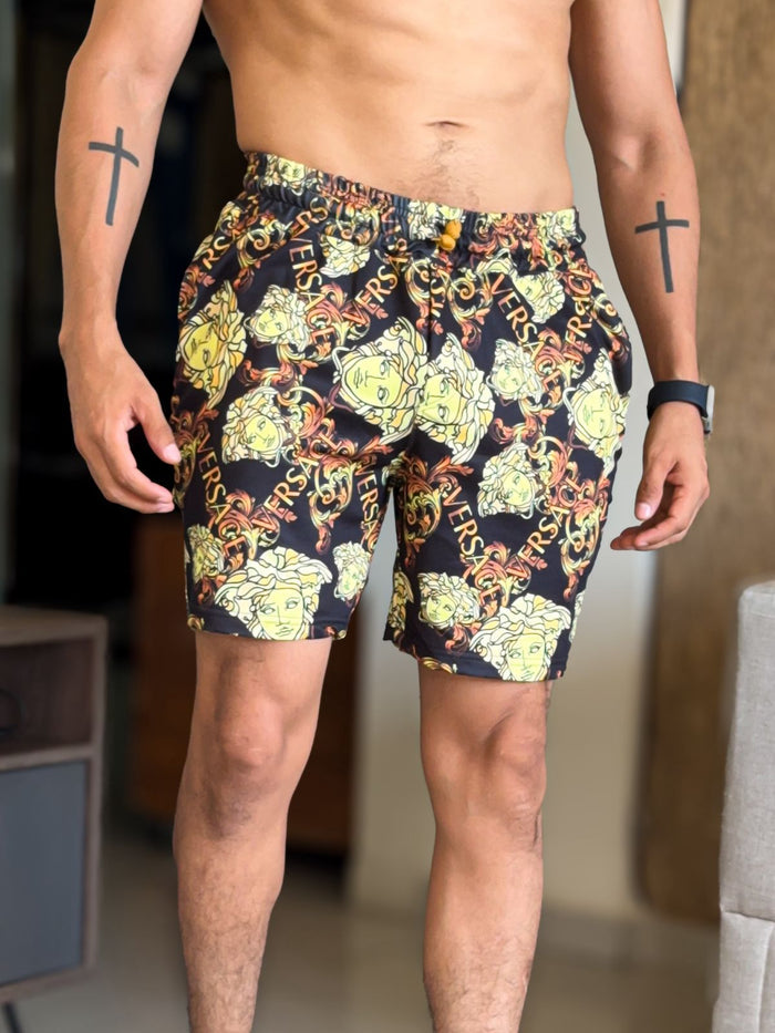 Short Versace sublimado negro con medusas doradas